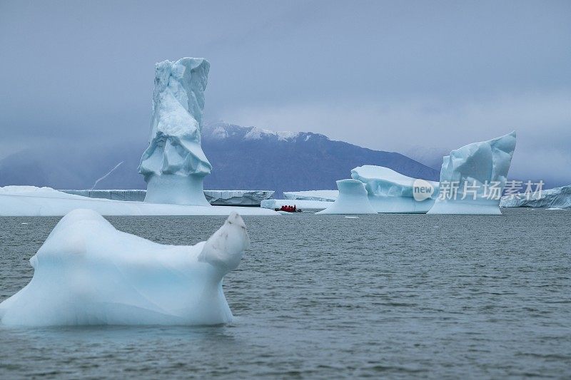 风、水、海浪和太阳的温暖将冰山塑造成不可思议的形状，吸引着探险游轮MV Sea Spirit(波塞冬探险)的乘客，这是一艘Zodiac摩托艇
